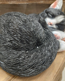 KORISTE NUKKUVA KISSA, MUSTA-VALKOINEN 26x18x11,5 cm