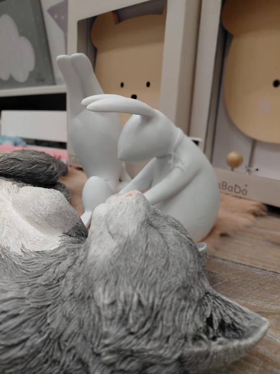 KORISTE NUKKUVA KISSA 33 cm (selällään)