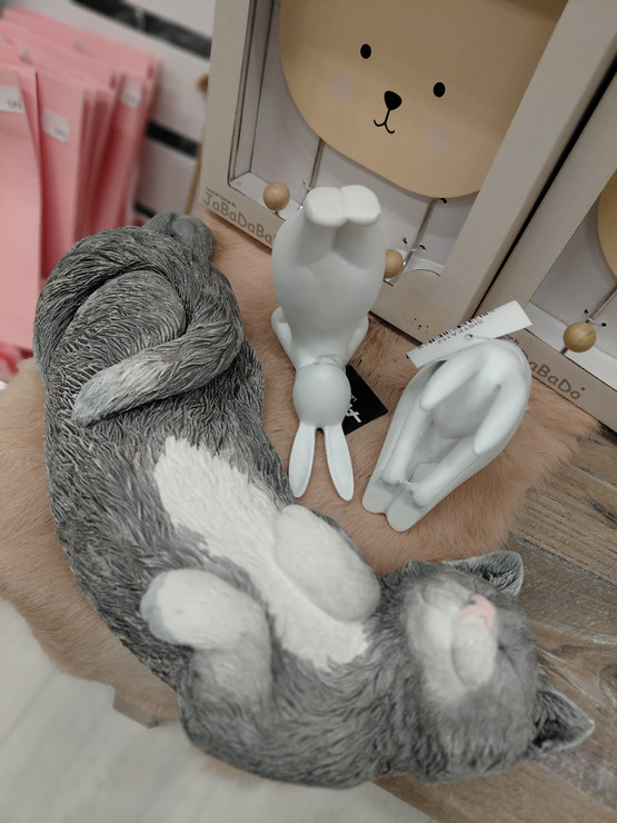 KORISTE NUKKUVA KISSA 33 cm (selällään)