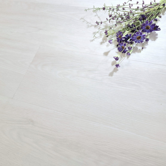 Lapinnoidan lumikide vinyylilankku (integroitu askeläänieriste)