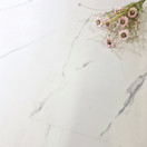 Pohjanneidon marmorikivi vinyylilaatta (integroitu askeläänieriste)