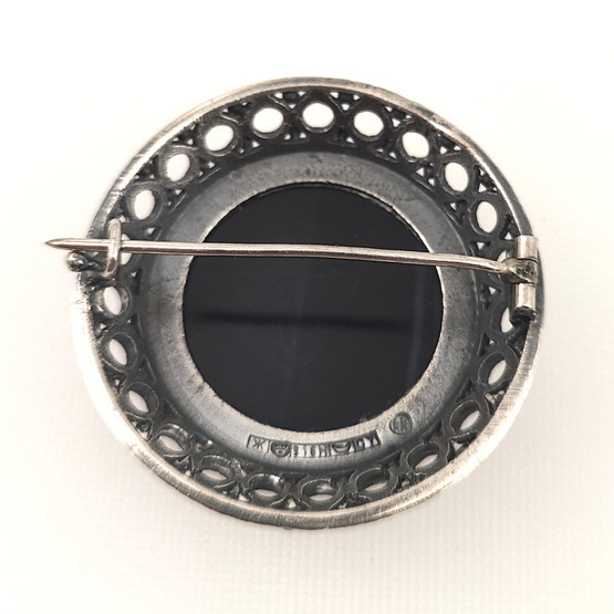 Kalevala Koru, Solki -1515 , Haukansilmä-kivi, Rintakoru Hopeaa -67