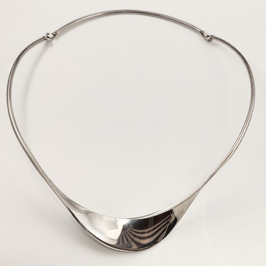 Platinoro oy | Pekka Piekäinen | panta kierretty | kaulakoru | Hopeaa 