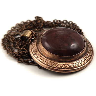 Kalevala koru |  Riipus-1588 | Kaulakoru Jaspiksella | Pronssia