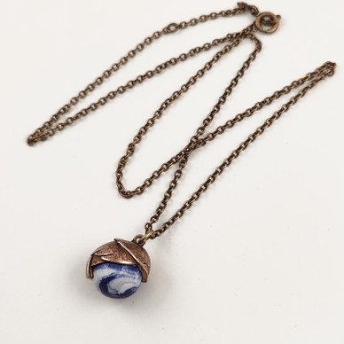 Kalevala Koru |  (pieni)Tintti riipus | sini-valkoinen kivi | Kaulakoru Pronssia