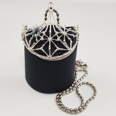 Kalevala Koru | Naisen ääni RIIPUS | Topaasi | Kaulakoru Hopeaa 