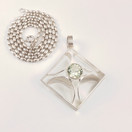 Kultasepät Salovaara ky |  K.Sara |  Riipus, vihreällä kivellä | Kaulakoru Hopeaa