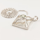 Kultasepät Salovaara ky |  K.Sara |  Riipus, vihreällä kivellä | Kaulakoru Hopeaa