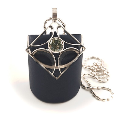 Kultasepät Salovaara ky |  K.Sara |  Riipus, vihreällä kivellä | Kaulakoru Hopeaa