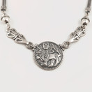 Kalevala Koru|  Aurinkoleijona -Kääty | Kaulakoru amuletilla |  Hopeaa 