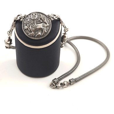 Kalevala Koru|  Aurinkoleijona -Kääty | Kaulakoru amuletilla |  Hopeaa 