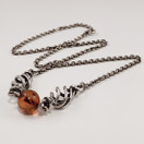 Kalevala Koru |  Tulen Henki -kääty |  kaulakoru meripihkalla | Hopeaa