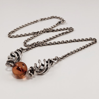 Kalevala Koru |  Tulen Henki -kääty |  kaulakoru meripihkalla | Hopeaa