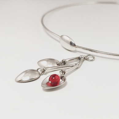 Kalevala Koru | Tunturimarja Riipus |  Kaulakoru Pannalla | Hopeaa