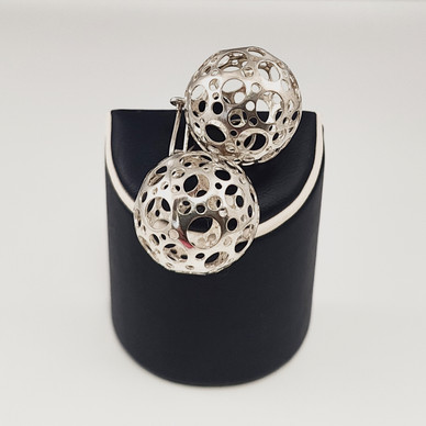 N.Westerback  | Liisa Vitali  | (isot) Leppäkerttu Korvakorut |  Hopeaa 