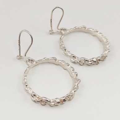 AKT | Tammen koru | Korvakorut | Hopeaa