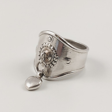 Kalevala koru |  Sydän -Sormus | heiluvalla sydämellä | Hopeaa  