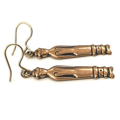 Kalevala Koru | Nukkekääty -korvakorut | Pronssia