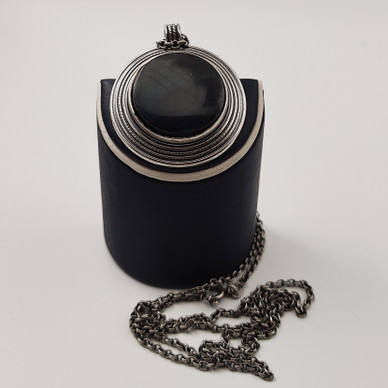 Kalevala Koru |  Kiviriipus | Spektroliitti kaulakoru | Hopeaa -89