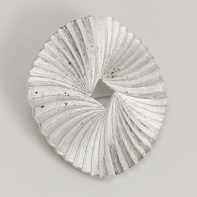 Kalevala Koru |  Marja Suna | iso 'Plise' Riipus / Solki | Hopeaa