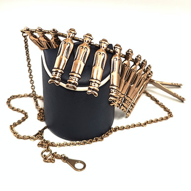 Kalevala Koru | Kirsti Ilvessalo |  Nukkekääty | kaulakoru Pronssia