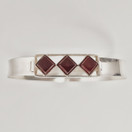 Koruvalmistamo Martti Viikinniemi | Rannekoru punaisilla kivillä | Hopeaa -63