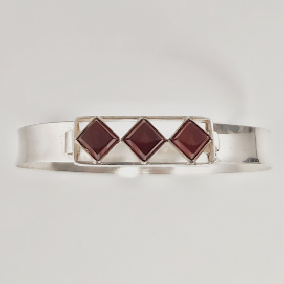 Koruvalmistamo Martti Viikinniemi | Rannekoru punaisilla kivillä | Hopeaa -63