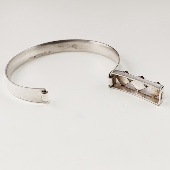 Koruvalmistamo Martti Viikinniemi | Rannekoru punaisilla kivillä | Hopeaa -63