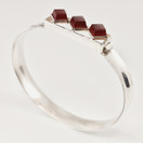 Koruvalmistamo Martti Viikinniemi | Rannekoru punaisilla kivillä | Hopeaa -63