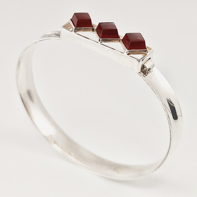 Koruvalmistamo Martti Viikinniemi | Rannekoru punaisilla kivillä | Hopeaa -63