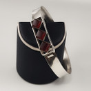 Koruvalmistamo Martti Viikinniemi | Rannekoru punaisilla kivillä | Hopeaa -63