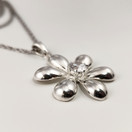 Timanttiset oy | Kukka -Riipus  | Kaulakoru kirkkaalla kivellä| Hopeaa
