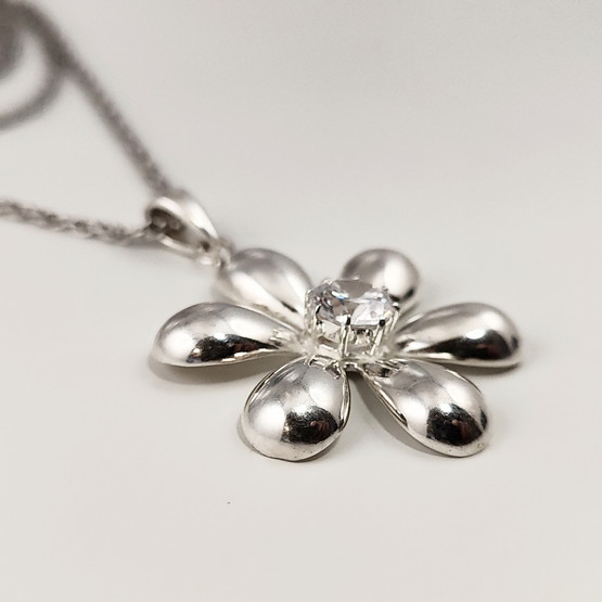 Timanttiset oy | Kukka -Riipus  | Kaulakoru kirkkaalla kivellä| Hopeaa