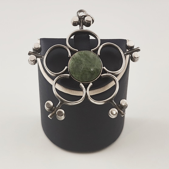 Kultateollisuus oy | JORMA LAINE | Kromimarmori riipus  |  Hopeaa -75