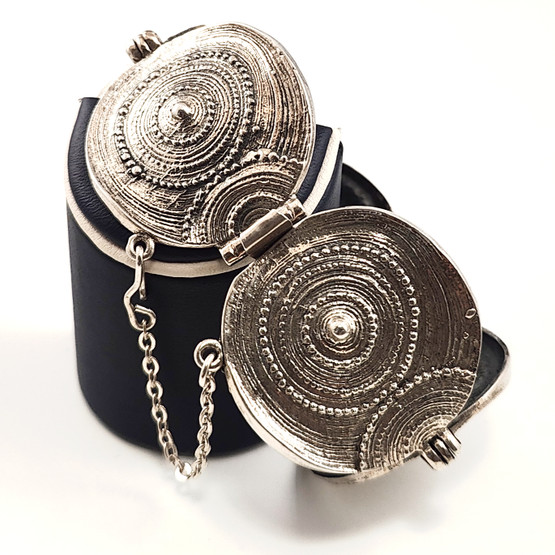 Turun hopea oy | Jorma Laine | (iso] CHIC Rannekoru | Hopeaa 