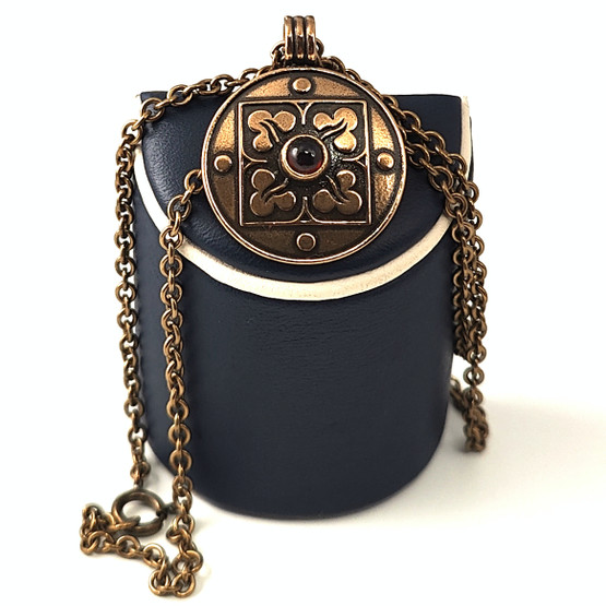 Kalevala koru | Pyhä Birgitta riipus | Kaulakoru | Pronssia