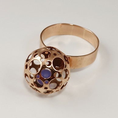 NW | Liisa Vitali | Leppäkerttu sormus | Kalsedoni | 14k kultaa | -72