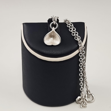 Kalevala Koru | Made in Helsinki EIRA riipus | kaulakoru |  Hopeaa