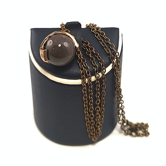 Kalevala Koru |(pieni) Tintti riipus | ruskea kivi | Kaulakoru | Pronssia