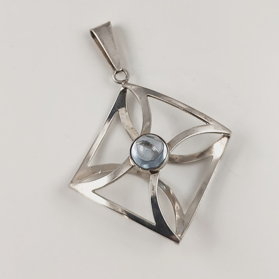 Kultasepät Salovaara ky | K.Sara | Vintage Riipus sinisellä kivellä | Hopeaa