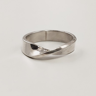 Platinoro oy | Pekka Piekäinen | kierretty SORMUS | Hopeaa 