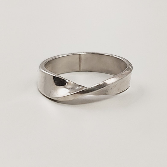 Platinoro oy | Pekka Piekäinen | kierretty SORMUS | Hopeaa 