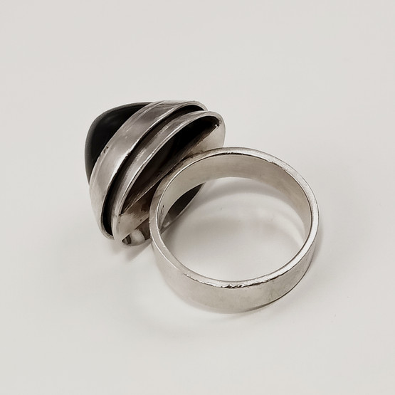 Heikki Kaksonen / Kauniskoru |  upea SORMUS | Musta Kvartsi | Hopeaa 