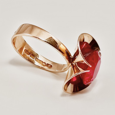 Kupittaan kulta oy | Elis Kauppi | Sormus Punaisella kivellä | 585 kultaa -73