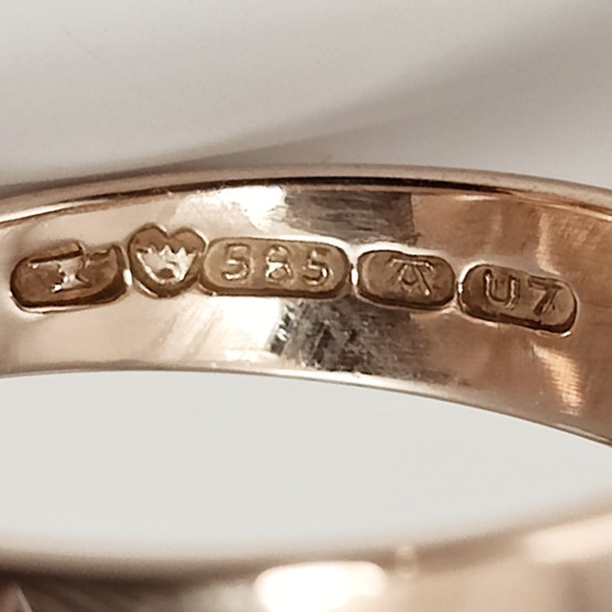 Kupittaan kulta oy | Elis Kauppi | Sormus Punaisella kivellä | 585 kultaa -73