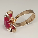 Kupittaan kulta oy | Elis Kauppi | Sormus Punaisella kivellä | 585 kultaa -73