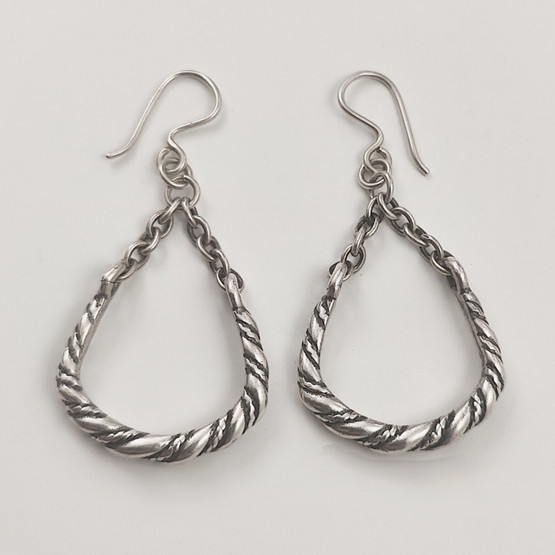 Kalevala Koru | Halikon Lampolan kierre-korvakorut | Hopeaa