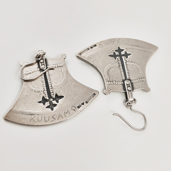 Kalevala Koru | (isot) Kuusamon kirves -Korvakorut | Hopeaa -93