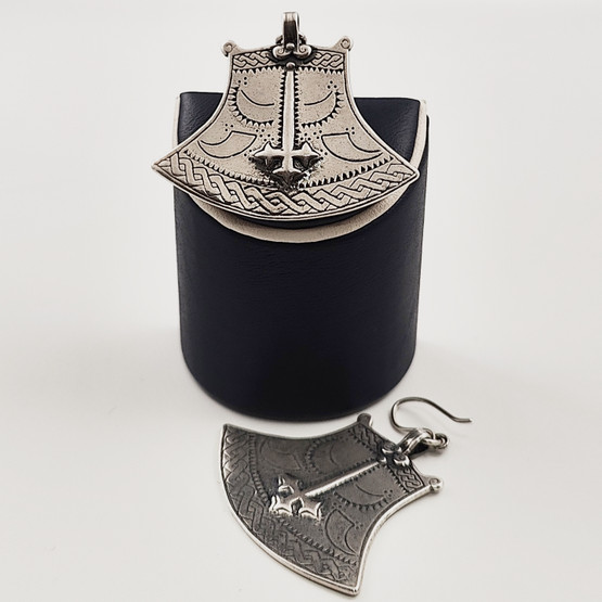 Kalevala Koru | (isot) Kuusamon kirves -Korvakorut | Hopeaa -93