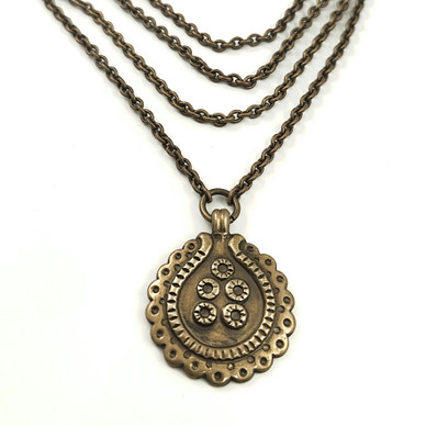 Kalevala koru | Riipus -914 | Pudasjärven kaulakoru | Pronssia